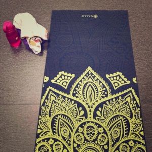 Gaiam yoga mat, barely used